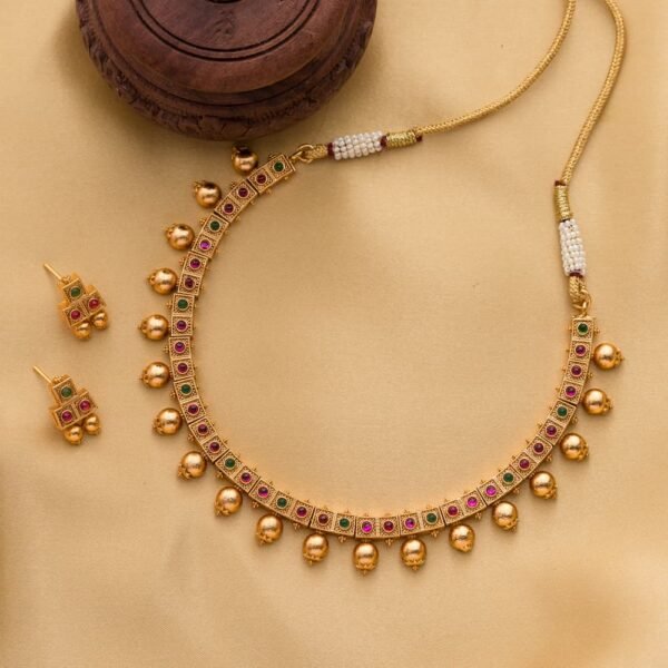 Multi stone neckpiece